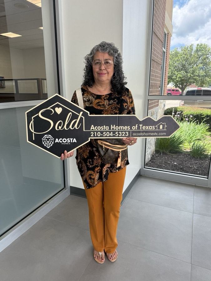 An Acosta customer holding the Sold key on closing day
